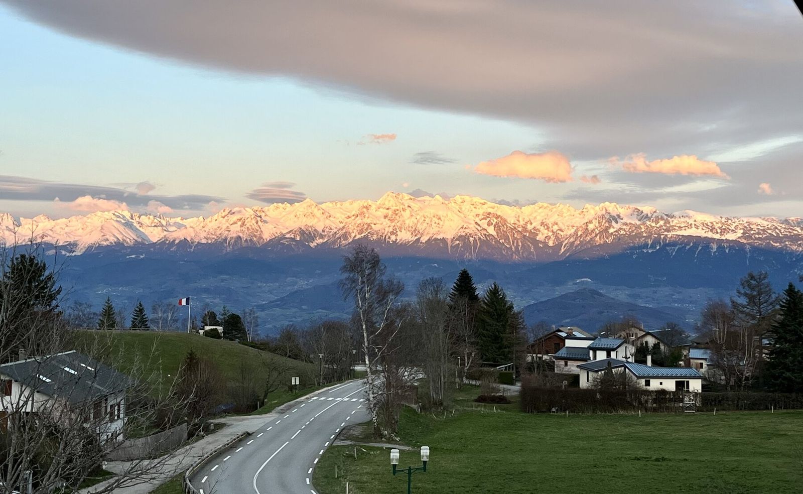 La chaîne de Belledonne enneigée au coucher du soleil