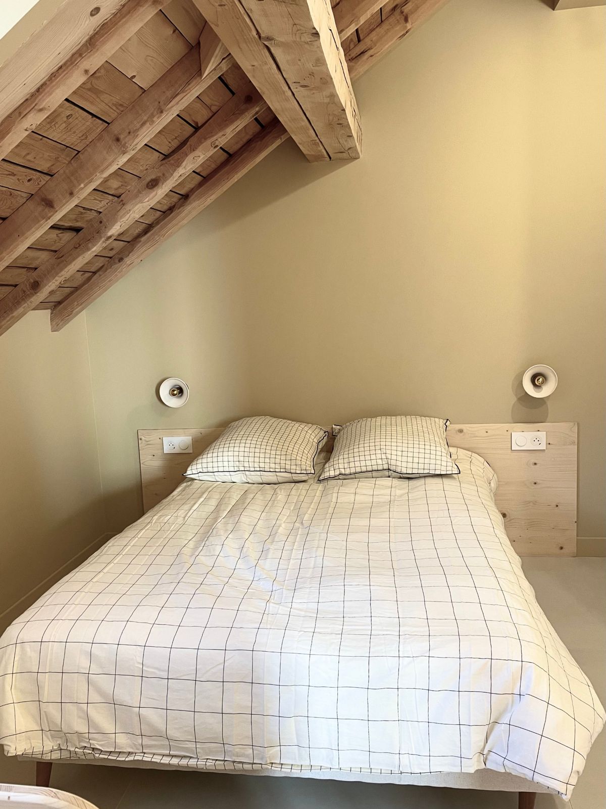 Une chambre sous la charpente