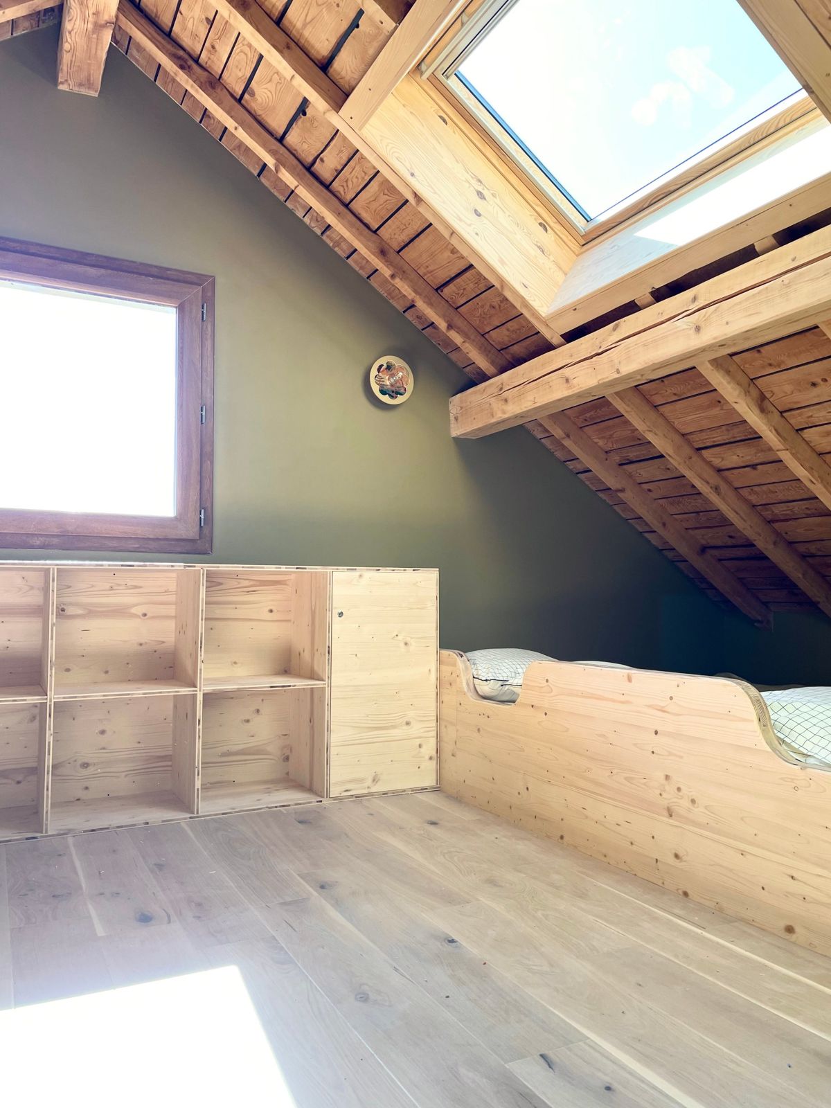 Le dortoir de 4 couchages, aux lits en bois massif