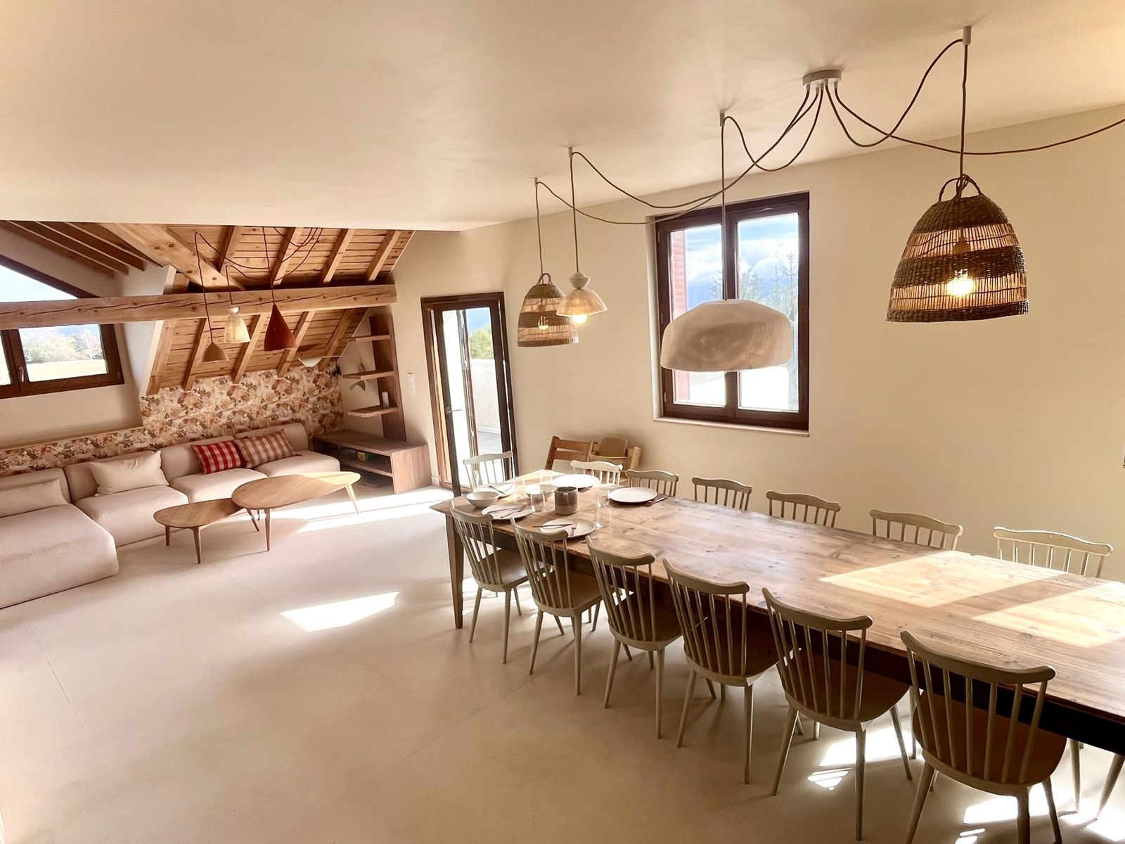 La grande pièce de vie d'Hä-elto : salon et table pour 15 convives, baignés de lumière