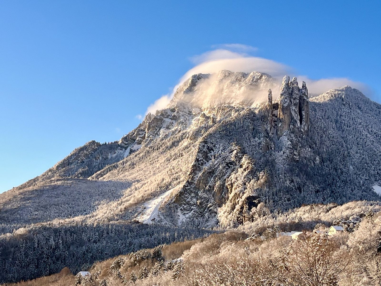 Les Trois Pucelles givrées sous un ciel bleu